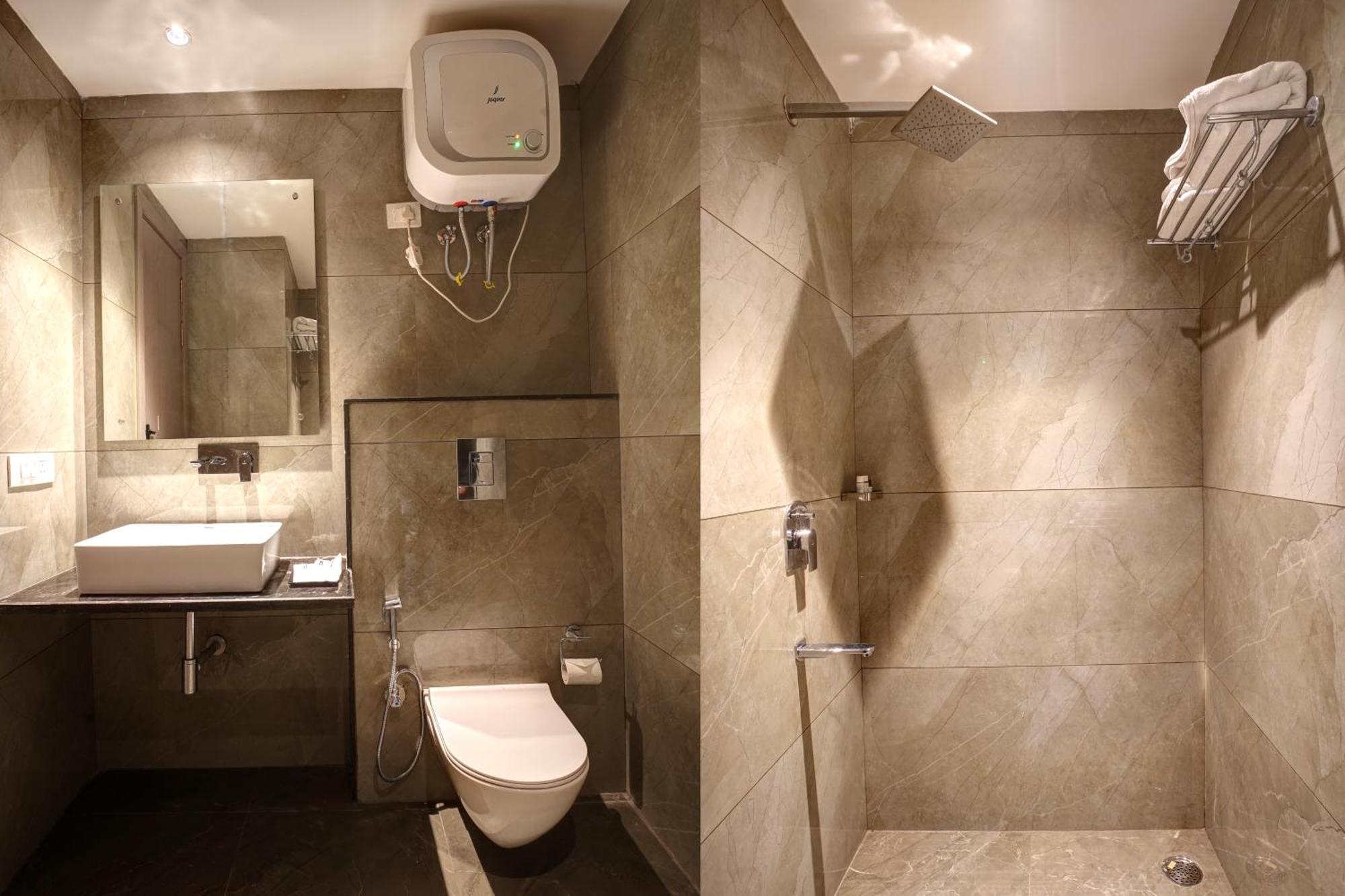 Iva Premium Delhi Airport With Airport Drop Hotel New Delhi Exterior photo