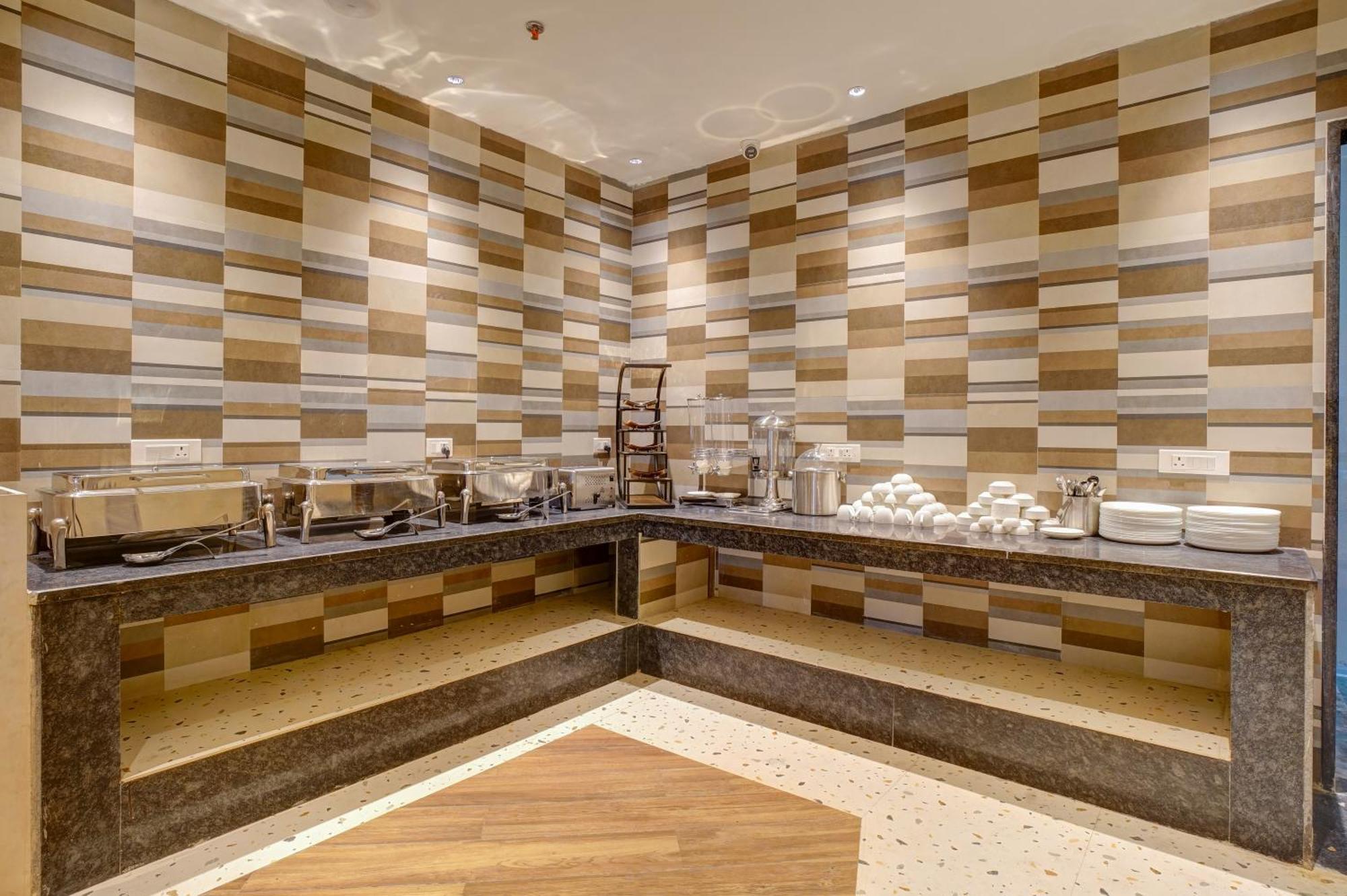 Iva Premium Delhi Airport With Airport Drop Hotel New Delhi Exterior photo